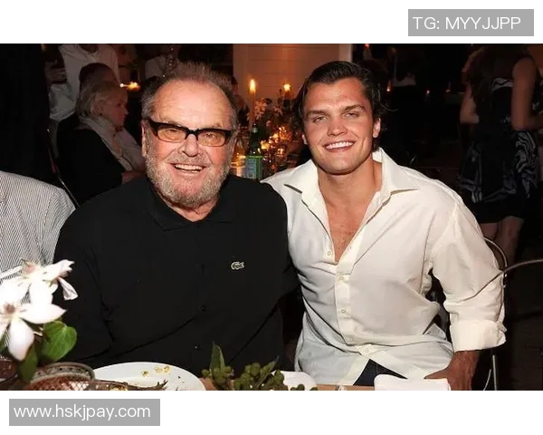 足球明星儿子展现天赋才华的视频引发热议网友纷纷点赞称赞小小球星潜力无限